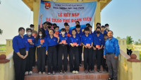 Lễ kết nạp và trao thẻ đoàn viên đợt 2 năm học 2024 - 2025