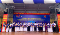 Trao học bổng cho học sinh đồng bào dân tộc thiểu số, khu vực biển đảo và học sinh có hoàn cảnh khó khăn.