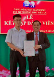 05 học sinh ưu tú được vinh dự đứng vào hàng ngũ của Đảng