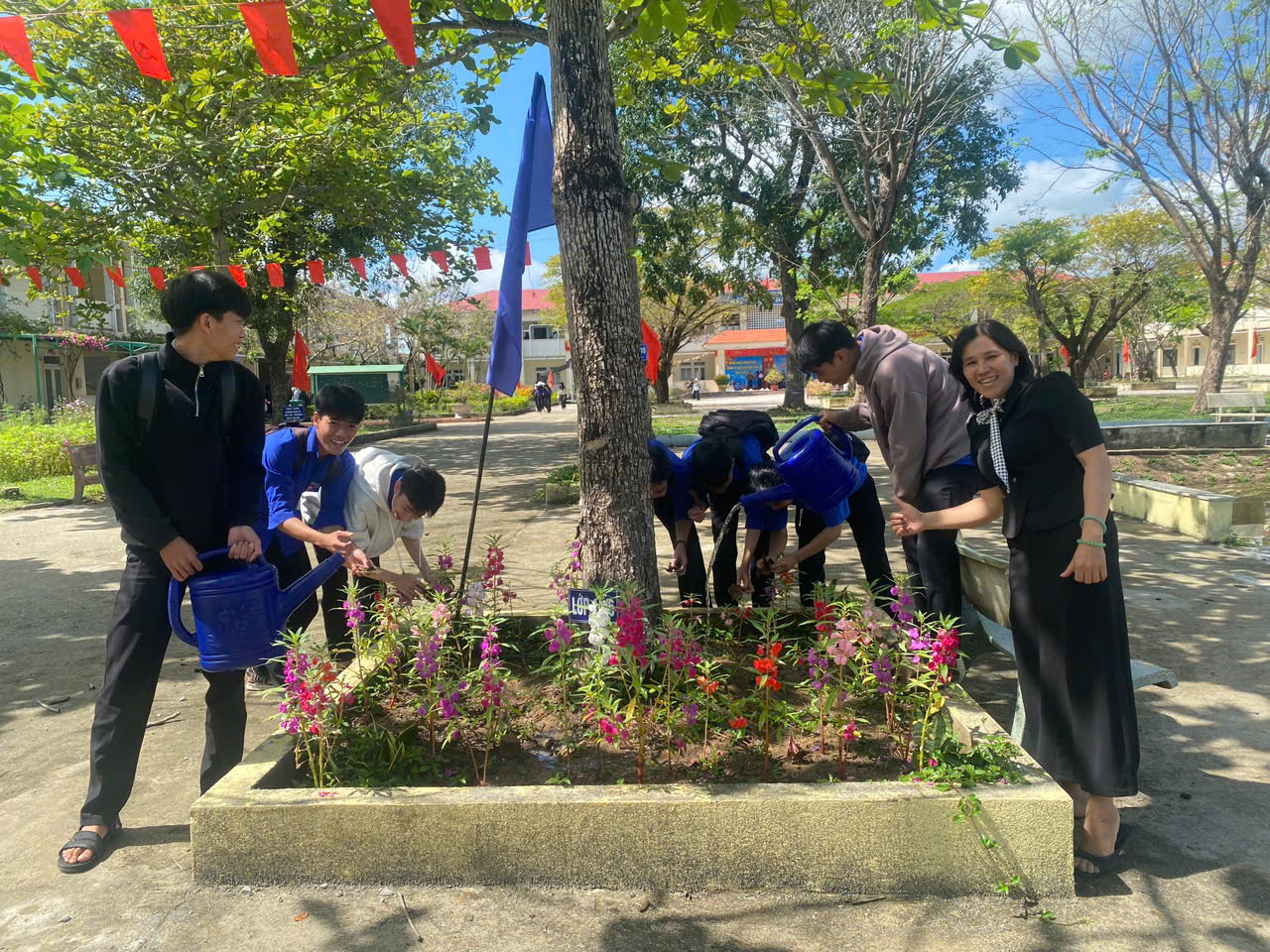 RA QUÂN TẾT TRỒNG CÂY – ĐỜI ĐỜI NHỚ ƠN BÁC HỒ VĨ ĐẠI