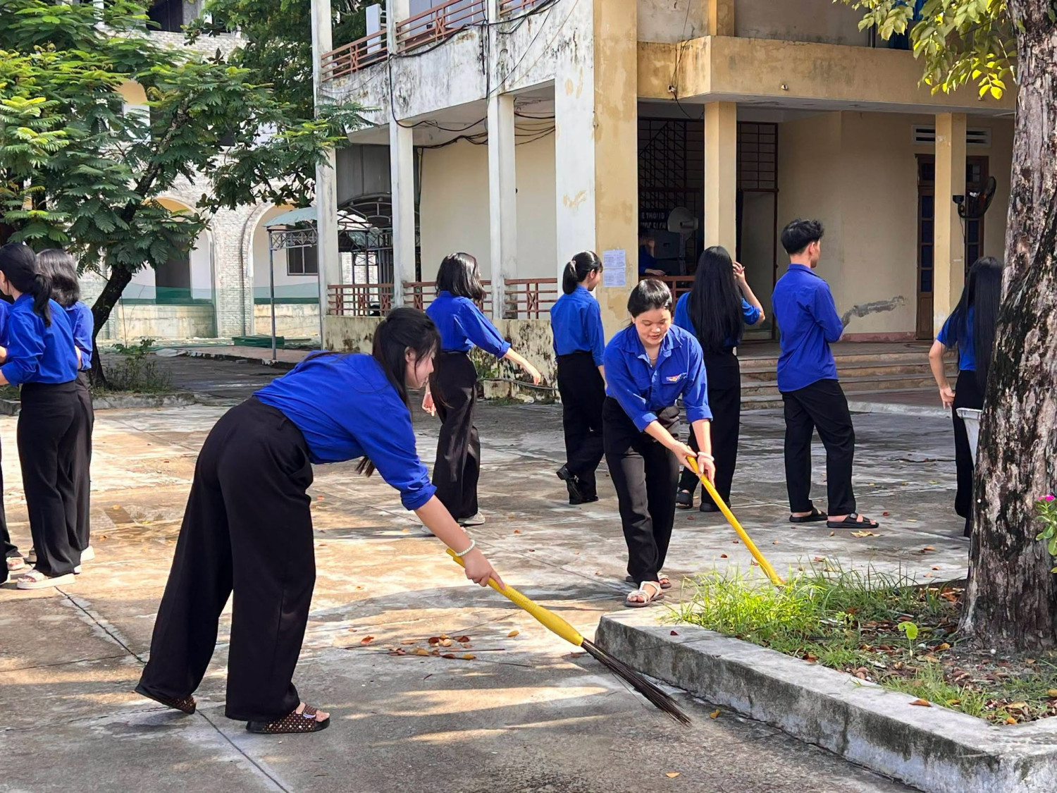 ĐOÀN TRƯỜNG THPT TIỂU LA RA QUÂN “NGÀY CHỦ NHẬT XANH” – CHUNG TAY ĐÓN NGÔI TRƯỜNG MỚI – ảnh 6