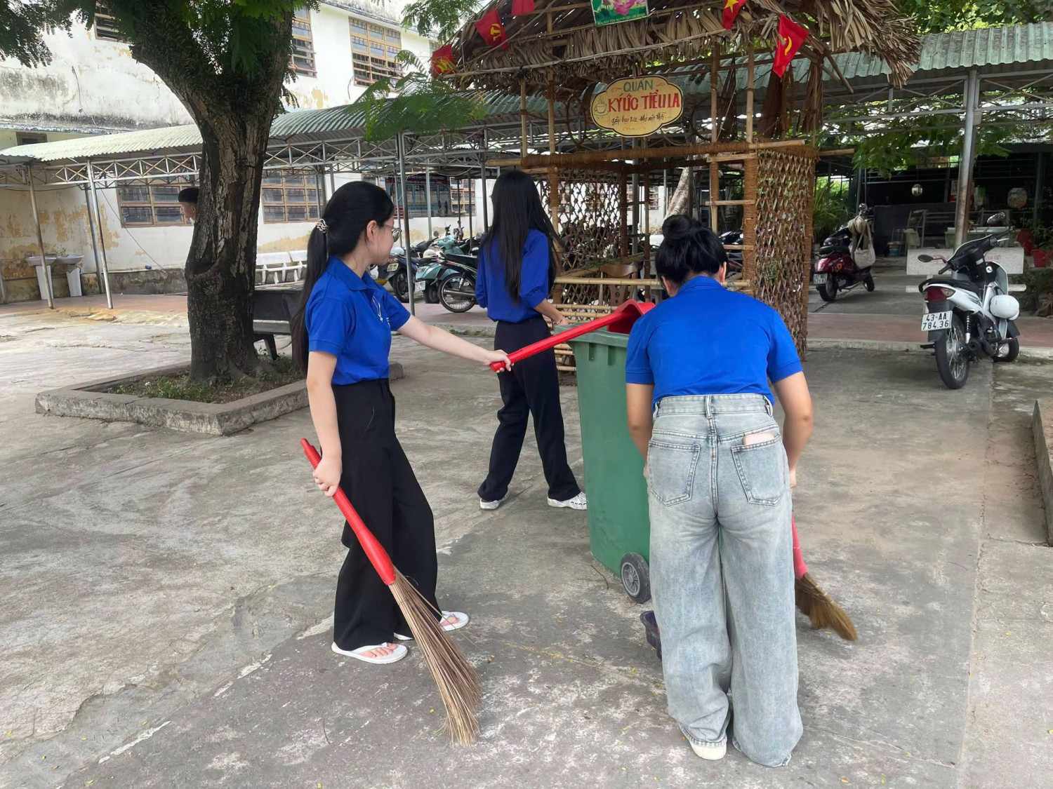 ĐOÀN TRƯỜNG THPT TIỂU LA RA QUÂN “NGÀY CHỦ NHẬT XANH” – CHUNG TAY ĐÓN NGÔI TRƯỜNG MỚI – ảnh 12