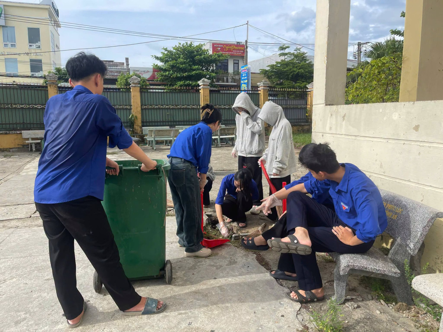 ĐOÀN TRƯỜNG THPT TIỂU LA RA QUÂN “NGÀY CHỦ NHẬT XANH” – CHUNG TAY ĐÓN NGÔI TRƯỜNG MỚI – ảnh 9