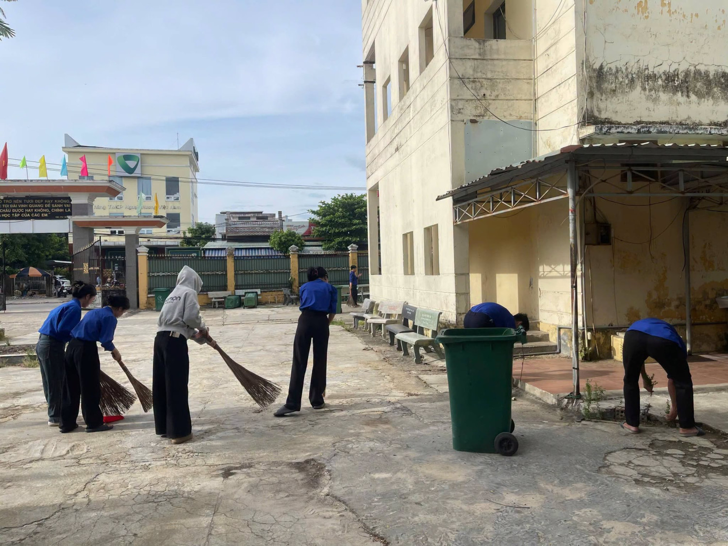 ĐOÀN TRƯỜNG THPT TIỂU LA RA QUÂN “NGÀY CHỦ NHẬT XANH” – CHUNG TAY ĐÓN NGÔI TRƯỜNG MỚI – ảnh 10