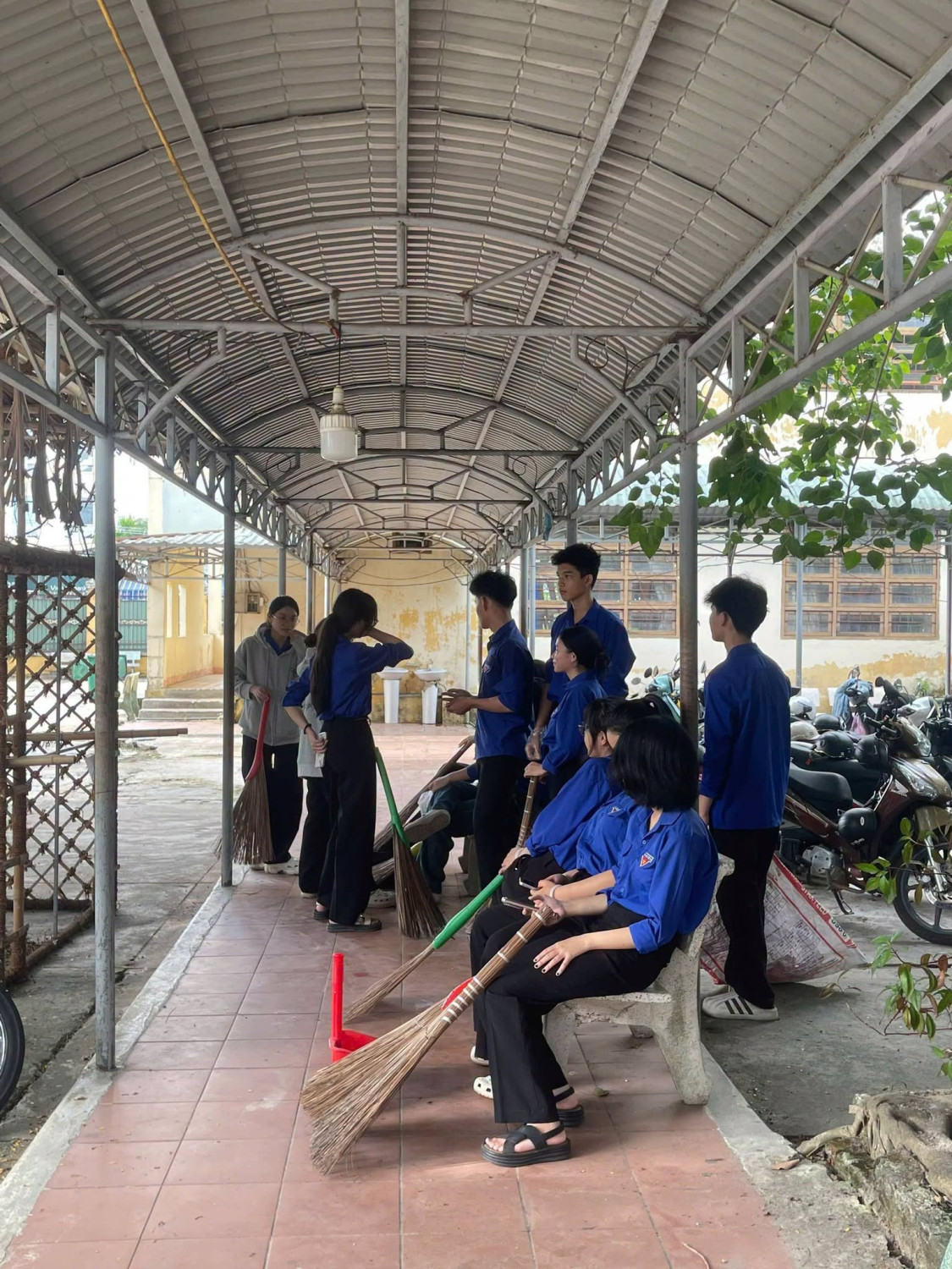 ĐOÀN TRƯỜNG THPT TIỂU LA RA QUÂN “NGÀY CHỦ NHẬT XANH” – CHUNG TAY ĐÓN NGÔI TRƯỜNG MỚI – ảnh 13