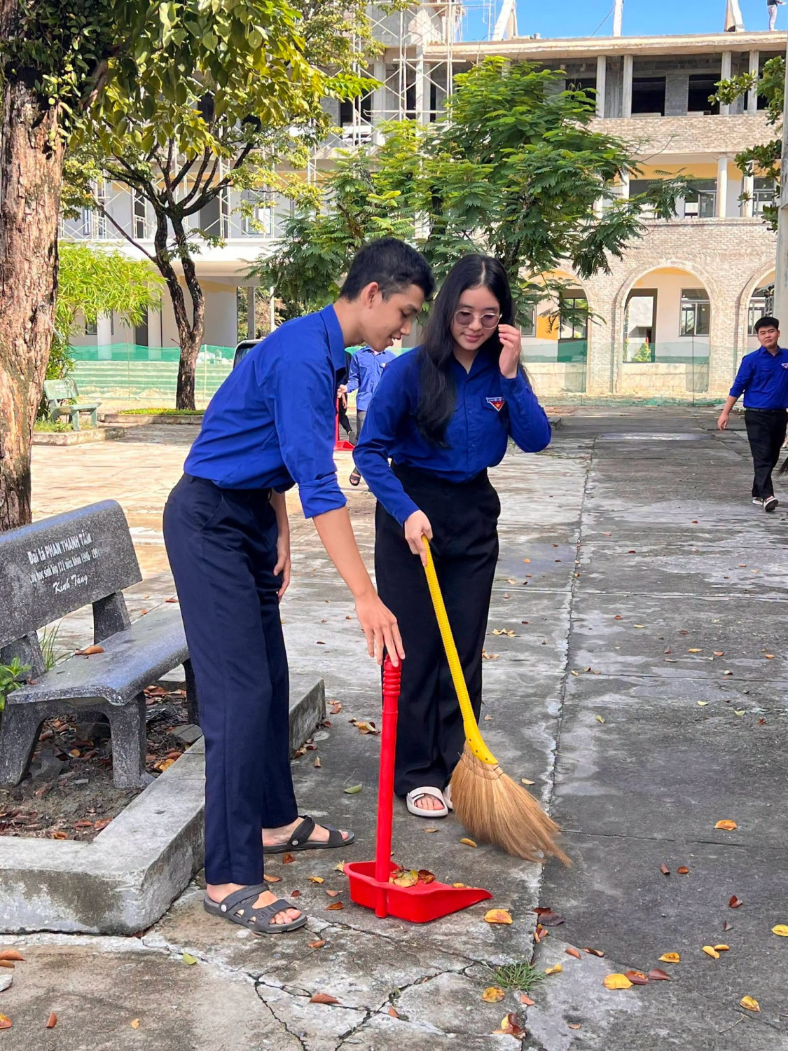 ĐOÀN TRƯỜNG THPT TIỂU LA RA QUÂN “NGÀY CHỦ NHẬT XANH” – CHUNG TAY ĐÓN NGÔI TRƯỜNG MỚI – ảnh 15