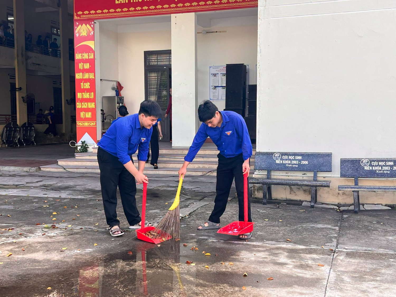 ĐOÀN TRƯỜNG THPT TIỂU LA RA QUÂN “NGÀY CHỦ NHẬT XANH” – CHUNG TAY ĐÓN NGÔI TRƯỜNG MỚI – ảnh 4
