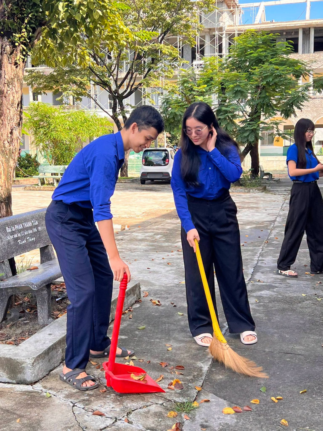 ĐOÀN TRƯỜNG THPT TIỂU LA RA QUÂN “NGÀY CHỦ NHẬT XANH” – CHUNG TAY ĐÓN NGÔI TRƯỜNG MỚI – ảnh 2