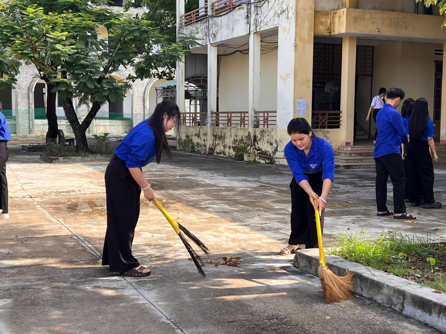 ĐOÀN TRƯỜNG THPT TIỂU LA RA QUÂN “NGÀY CHỦ NHẬT XANH” – CHUNG TAY ĐÓN NGÔI TRƯỜNG MỚI – ảnh 3
