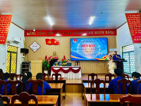 Diễn đàn đối thoại giữa lãnh đạo nhà trường và đoàn viên, thanh niên